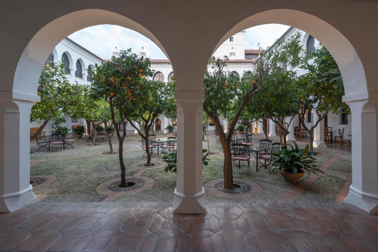 Parador De Guadalupe Exteriör bild