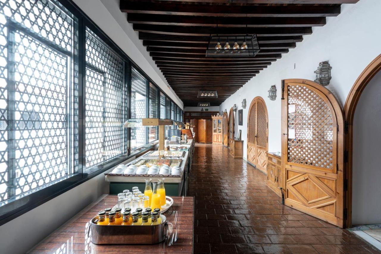 Parador De Guadalupe Exteriör bild