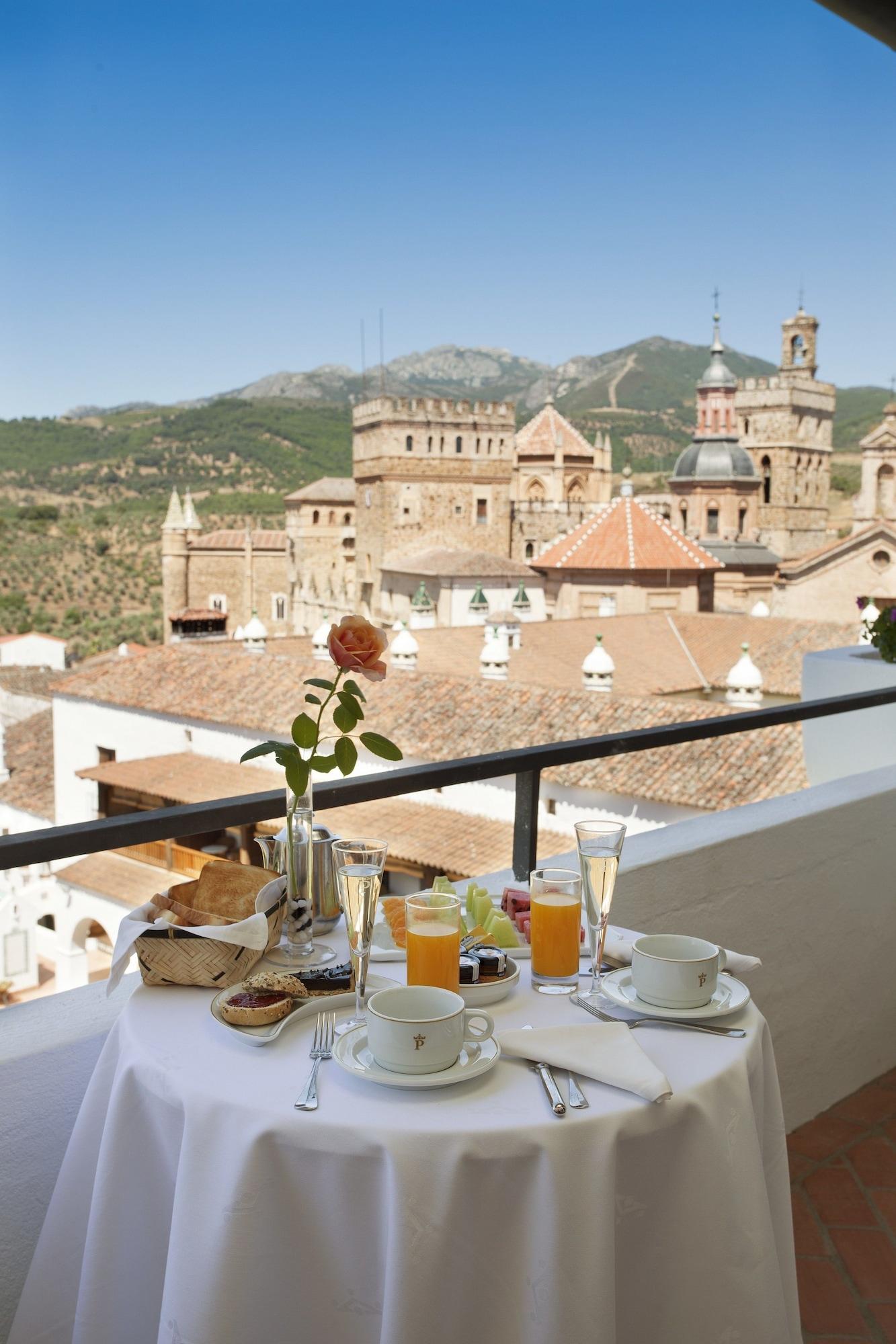 Parador De Guadalupe Exteriör bild