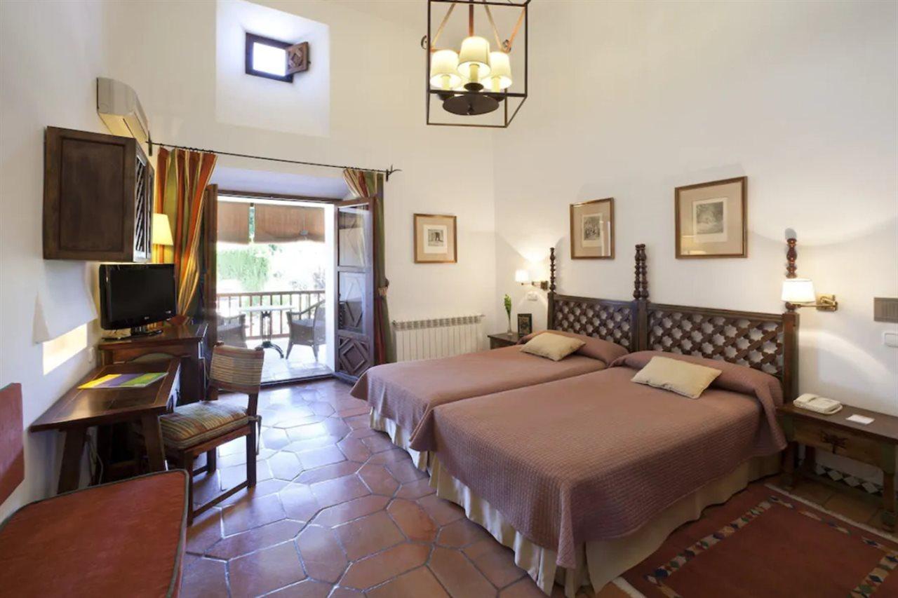 Parador De Guadalupe Exteriör bild
